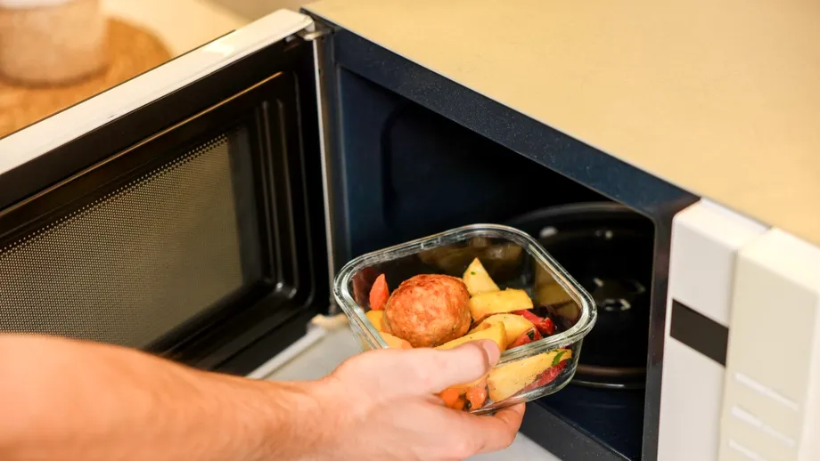 De câte ori poți reîncălzi mâncarea fără să-ți pui sănătatea în pericol? Greșeala pe care o faci cu resturile din frigider