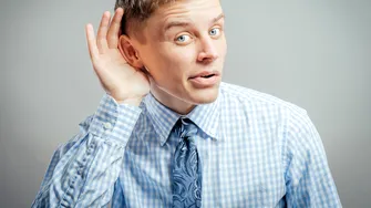 De ce te enervează atât de tare oamenii care vorbesc foarte încet? Ce spune psihologia despre această reacție