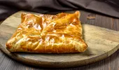 Merdeneaua nu este, de fapt, românească. De unde vine celebra plăcintă cu brânză și ce poveste ascunde numele ei?