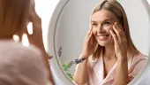 Cu ce să te dai pe față seară pentru a scăpa de riduri până dimineața. Rețeta pentru o piele luminoasă și tânără