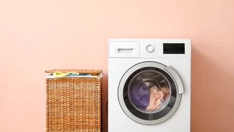 Cât de des ar trebui spălate hainele? Un ghid practic pentru a economisi timp și resurse