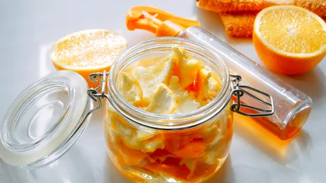 Cum să-ți faci propria soluție de curățat prin casă. Ai nevoie de o coajă de portocală și oțet