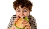 Tu cum îţi motivezi copilul să mănânce mai puţin şi mai sănătos?