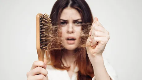 Căderea părului: ce boli poate ascunde