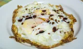 Ouă în sos de usturoi caramelizat și oțet balsamic. Rețeta rapidă, gata în 15 minute