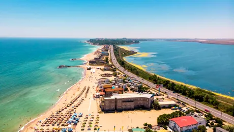 Stațiunea de pe litoralul românesc în care au apărut gropi adânci, lângă plajă. E pericol mare de înec