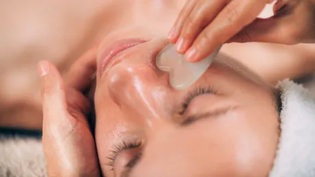 Tehnici de masaj facial pentru un ten mai luminos și mai tonifiat