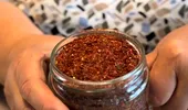 Nu mai arunca cojile de la ardeii copți! Trucul simplu prin care le transformi într-un condiment aromat