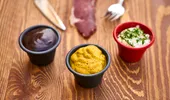 Câte calorii are ketchup-ul, maioneza sau Sriracha? Incredibil cât de puține are muștarul