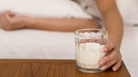 Bem sau nu lapte înainte de culcare? Cât este de sănătos şi cum ne afectează somnul