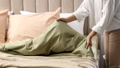 Cum să speli lenjeria de pat ca să rămână parfumată și proaspătă. Trucul folosit în hotelurile de 5 stele