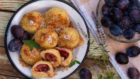 Rețetă găluște cu prune - cum faci aluatul fraged dulce și cât timp se fierb gomboții