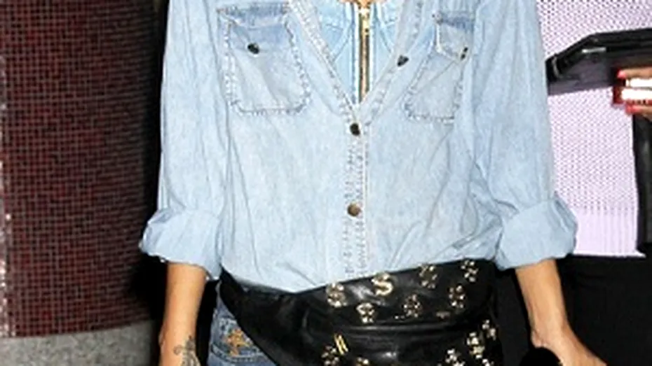 Rihanna în New York: se poarta iarăşi borsetele?