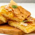 Cum să faci Bougatsa, plăcinta grecească cu cremă de griș. E peste tot în meniurile din Thessaloniki