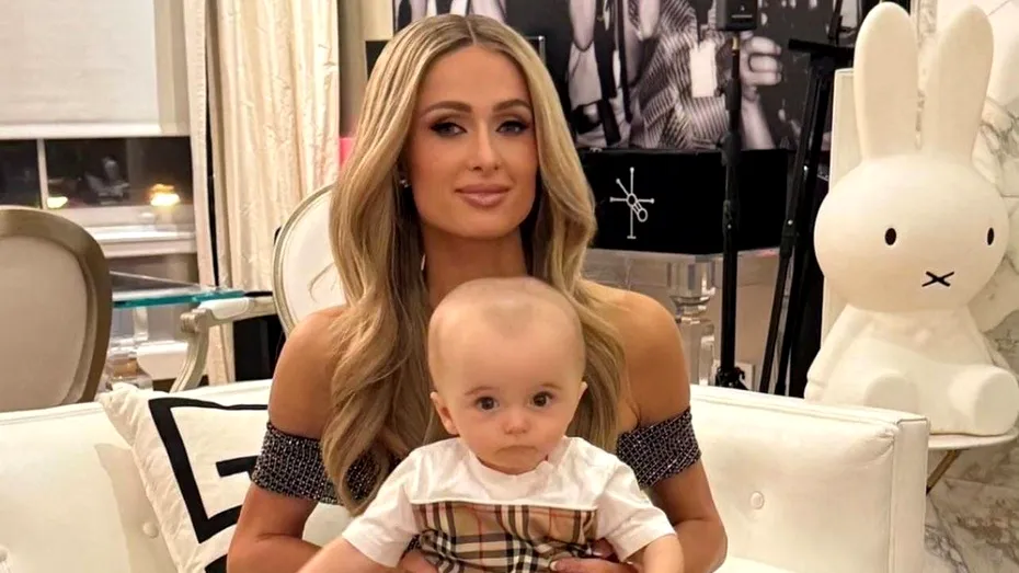 Băiețelul lui Paris Hilton, luat peste picior de internauți. „E deja cu un cap înaintea tuturor”