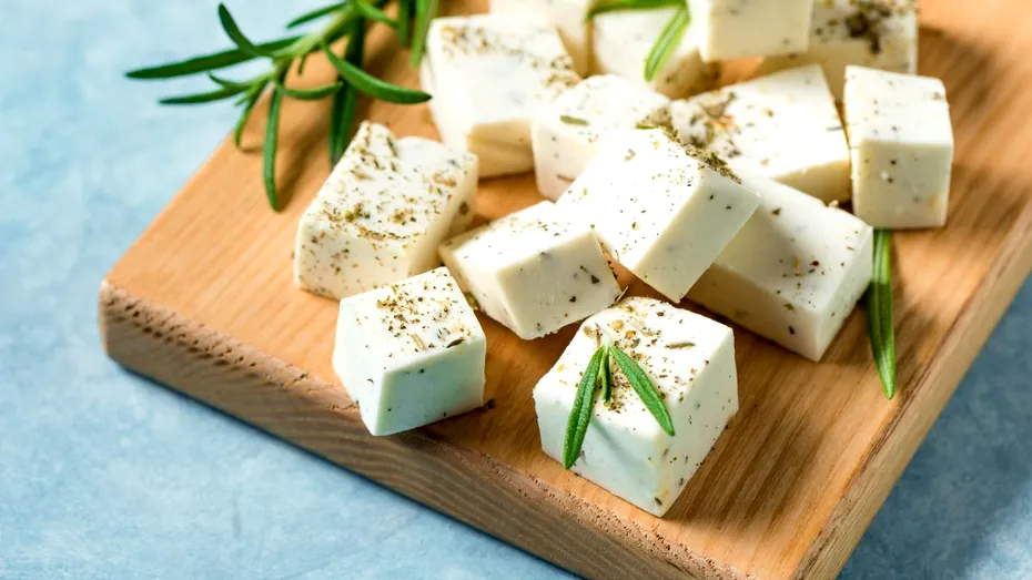 Cum faci să reziste brânza mai mult în frigider? Depoziteaz-o lângă un singur ingredient