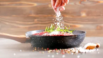 Cu ce să înlocuiești sarea când gătești. 10 alternative delicioase și sănătoase