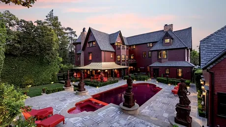 Cum arată vila gothică a lui Kat Von D. Are o piscină roșie și valorează 15 milioane de dolari