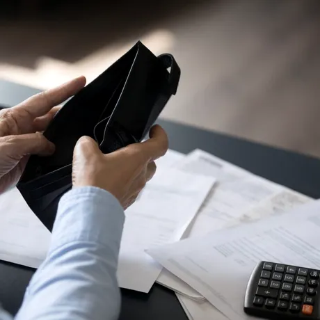 Temeri tot mai mari privind plata pensiilor și salariilor. Impozitul pe venit ar putea fi majorat la 16%