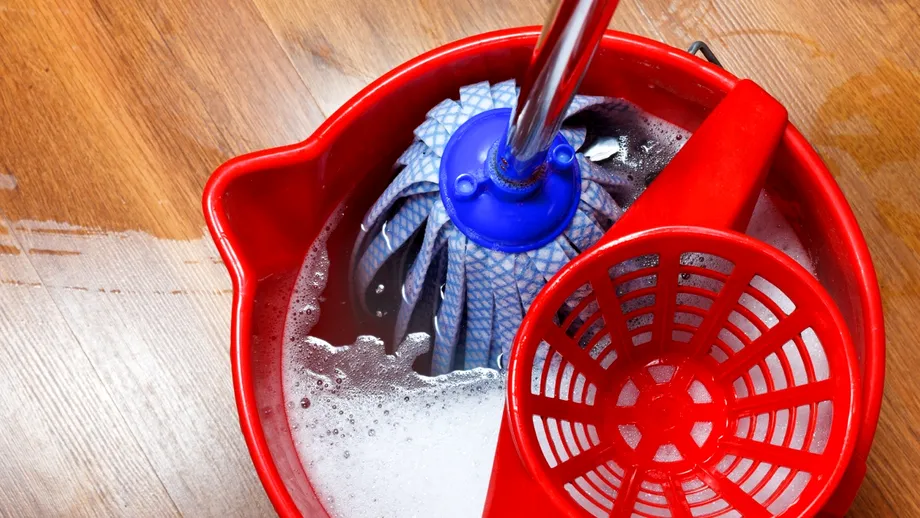 Așa îți distrugi parchetul fără să știi! Metoda corectă de curățare