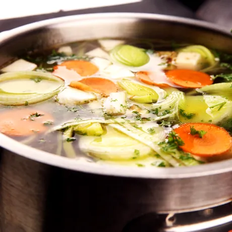 De ce nu este bine să arunci apa în care ai fiert anumite legume. Ce nutrienți pierzi fără să-ți dai seama