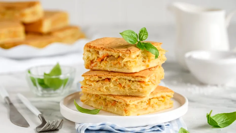 Plăcinte ardelenești rumene, cu varză și boia. Deliciul simplu al postului