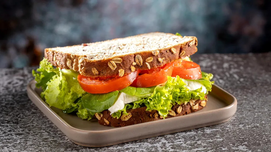 Focar de E.coli în Marea Britanie provocat de o banală salată. A fost înregistrat deja un DECES