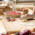 Cum scoți mirosul de ceapă din tocătorul de lemn. Trucul simplu și ieftin
