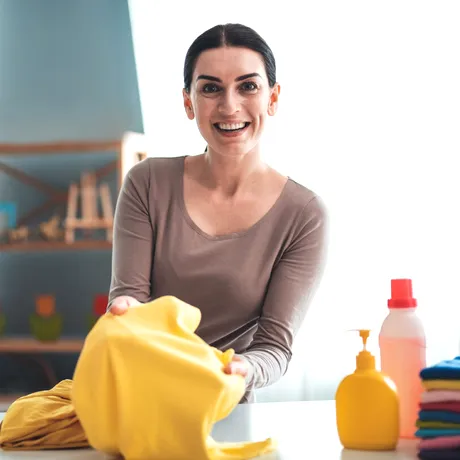 Cum să redai culoarea hainelor, fără detergenți. Trucul natural care face hainele ca noi