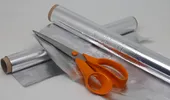 De ce să pui folie de aluminiu în grădină, la baza plantelor. Trucul care îți protejează plantele