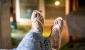 Te dor călcâiele? De vină pot fi șlapii. Ce riști dacă porți zilnic șlapi
