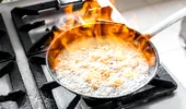 De ce nu trebuie să torni niciodată apă peste uleiul încins care a luat foc. Greșeala care poate transforma bucătăria într-un pericol
