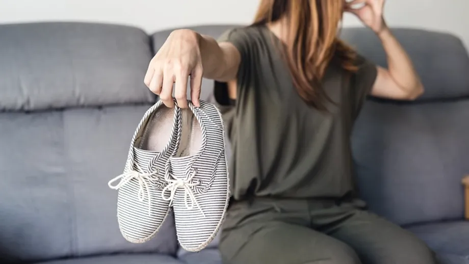 Cum să scapi de mirosul urât al pantofilor cu soluții simple pe care le ai în casă