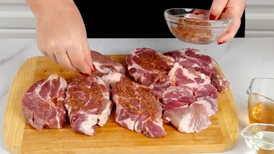 Condimentul care nu trebuie pus niciodată pe friptura de porc. Îi oferă un gust medicinal, acoperind complet savoarea cărnii
