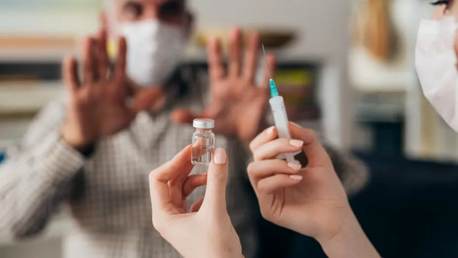 Românii care refuză să se vaccineze împotriva COVID-19: care sunt motivele lor și ce studii au?