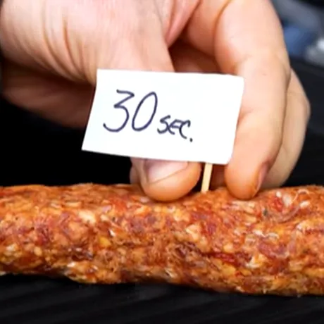 Experiment. Câte minute trebuie lăsați mititeii pe grătar. Mulți dintre noi am procedat greșit până acum