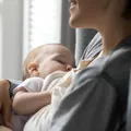 Implantele mamare și alăptarea: ce trebuie să știe viitoarele mame
