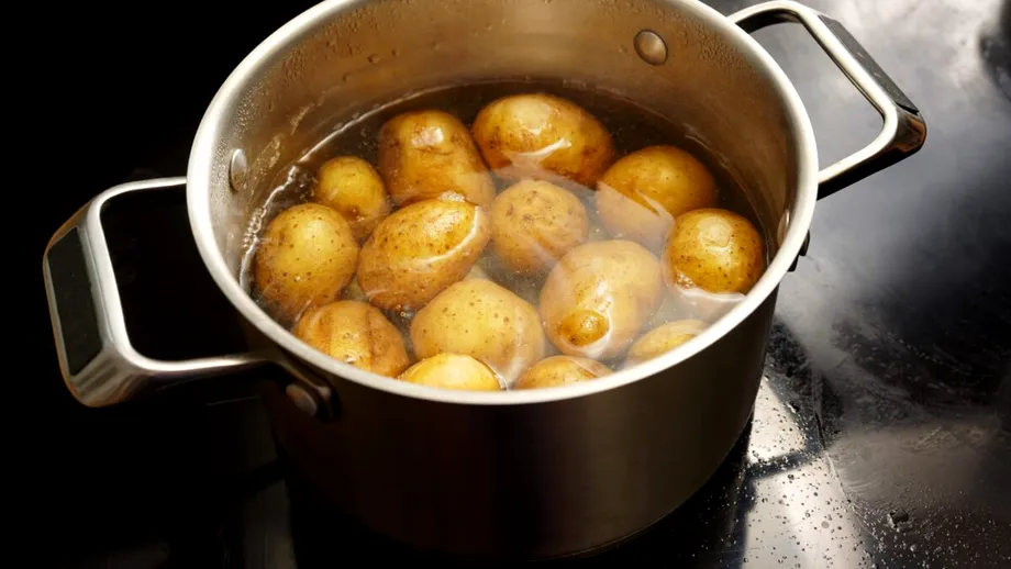 Cum se fierb, de fapt, cartofii? Cel mai bine este să îi fierbeți în coajă, conform bucătarilor cu experiență