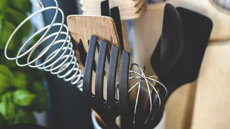Gestul banal care te-ar putea otrăvi! De ce să renunţi la spatulele din plastic