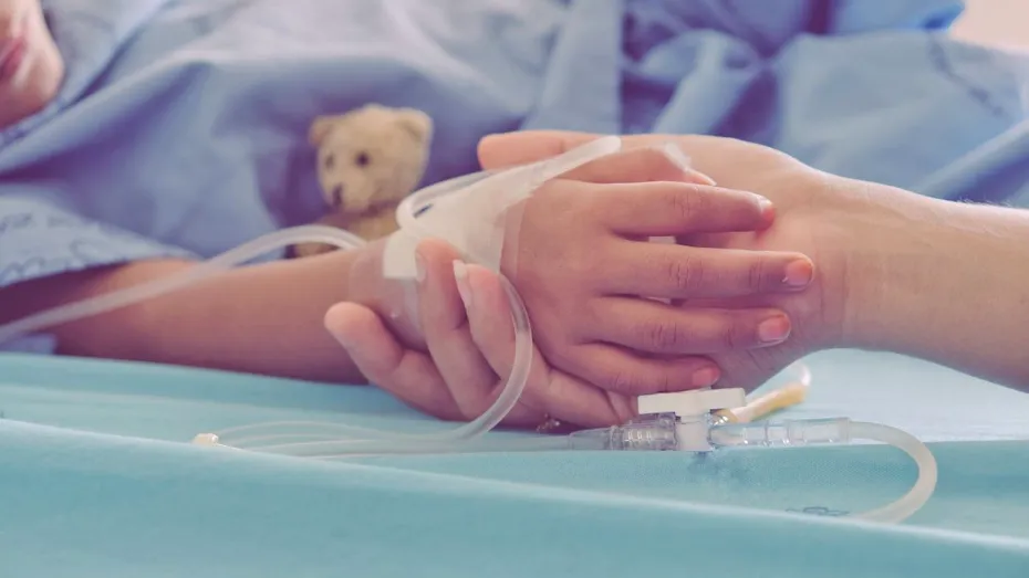 O fetiță de 12 ani, în comă la spital după ce tatăl a dat prin locuință cu soluție împotriva ploșnițelor