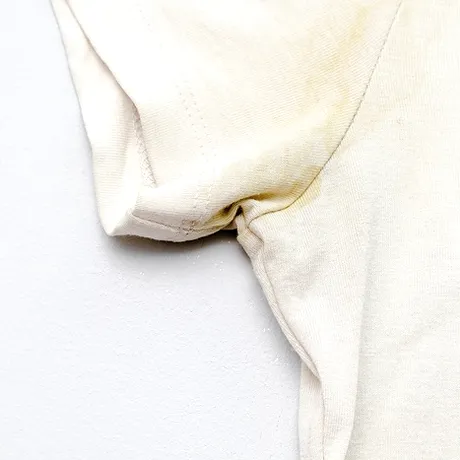 Ingredientul din bucătărie care scoate rapid petele galbene de transpirație de pe tricourile albe