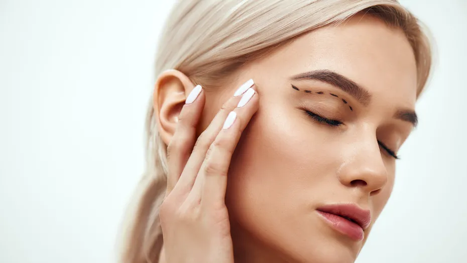 Ai pleoapele lăsate? Blefaroplastia e soluția! 5 curiozități despre această intervenție estetică