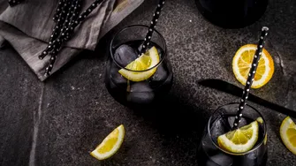 Limonada neagră, cea mai căutată băutură a verii. Cum se prepară și ce beneficii are