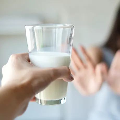 Laptele este dăunător pentru sănătate? Riscuri și beneficii șocante ale consumului de lapte