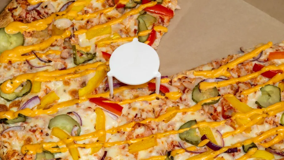 De ce unele cutii de pizza vin cu un „trepied” din plastic. La ce folosește, de fapt