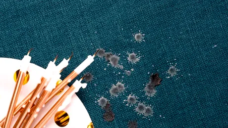 Cum scoți rapid petele de ceară de pe covor sau fața de masă cu fierul de călcat