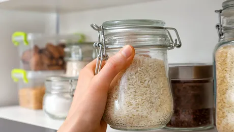 De ce să pui orez crud în frigider. Trucul simplu care te ajută să păstrezi alimentele mai proaspete