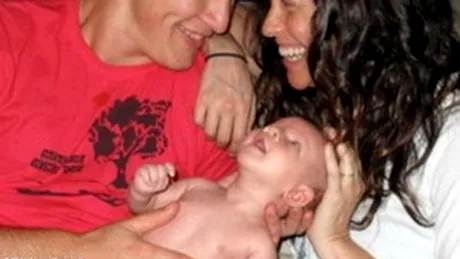 Prima imagine cu Alanis Morissete si bebelusul ei