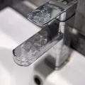 Cel mai simplu truc ca să cureți robinetul de la chiuvetă! Amestecul de 3 lei care te salvează