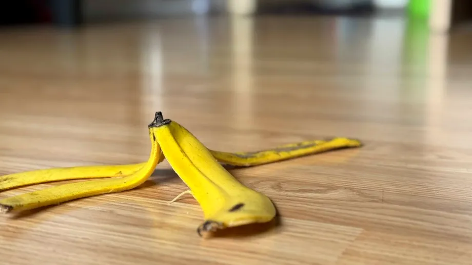 Nu mai arunca cojile de banană! Cum poți scăpa de zgârieturile de pe parchet